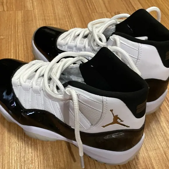 Nike Black and White Athletic Shoes High-Top Design