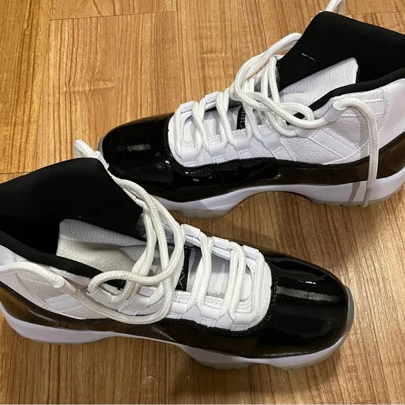 Nike Black and White Athletic Shoes High-Top Design