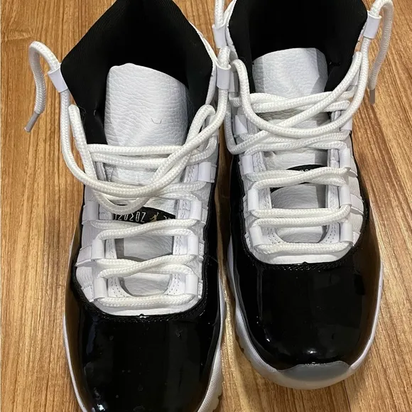 Nike Black and White Athletic Shoes High-Top Design
