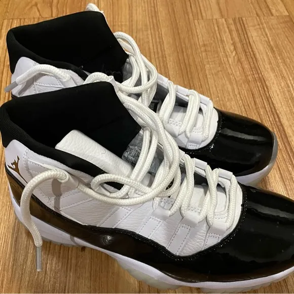 Nike Black and White Athletic Shoes High-Top Design