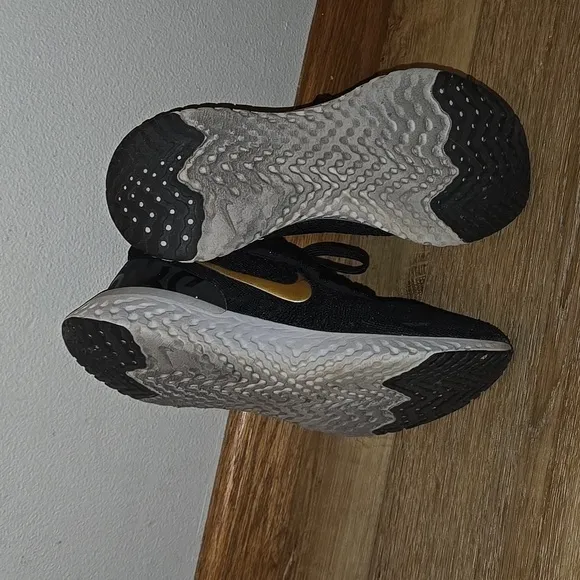 Nike Black Gold Athletic Sneakers Nike Epic React Flyknit Women's Size 7 gym
