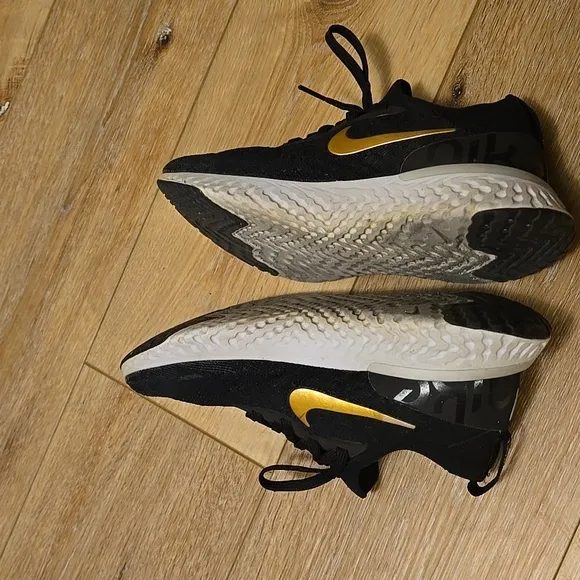 Nike Black Gold Athletic Sneakers Nike Epic React Flyknit Women's Size 7 gym