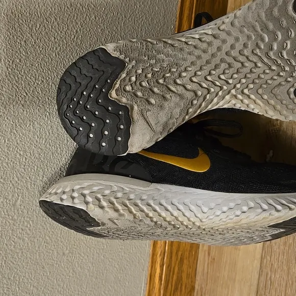 Nike Black Gold Athletic Sneakers Nike Epic React Flyknit Women's Size 7 gym