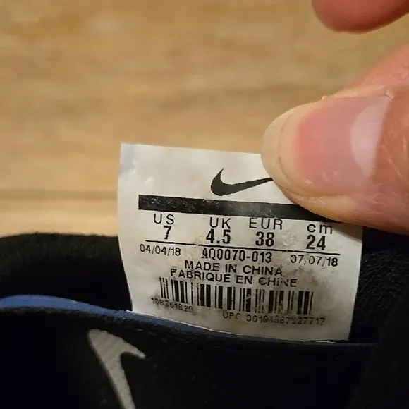 Nike Black Gold Athletic Sneakers Nike Epic React Flyknit Women's Size 7 gym