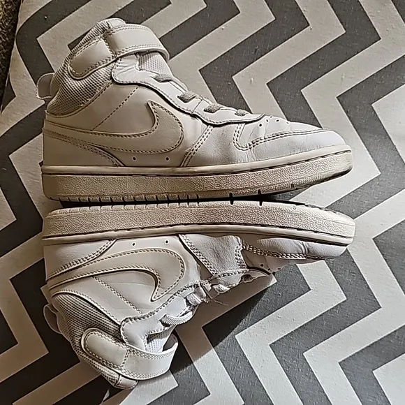 Nike boys court borough mid 2 size 1Y high top