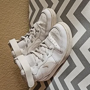 Nike boys court borough mid 2 size 1Y high top