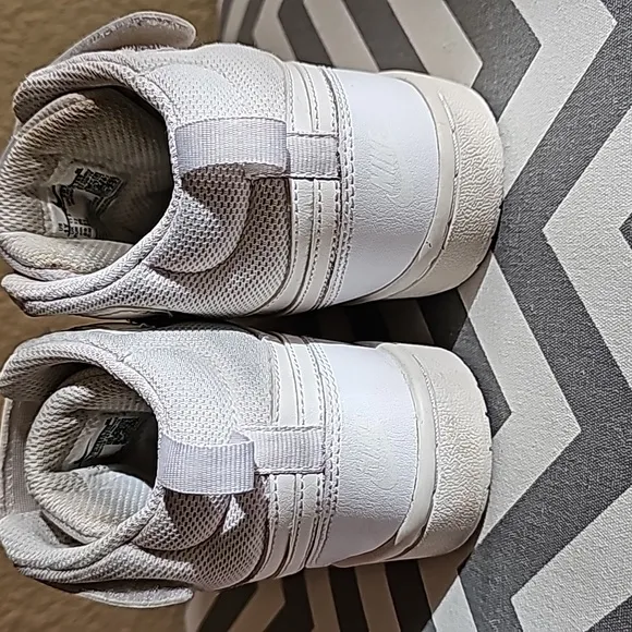 Nike boys court borough mid 2 size 1Y high top