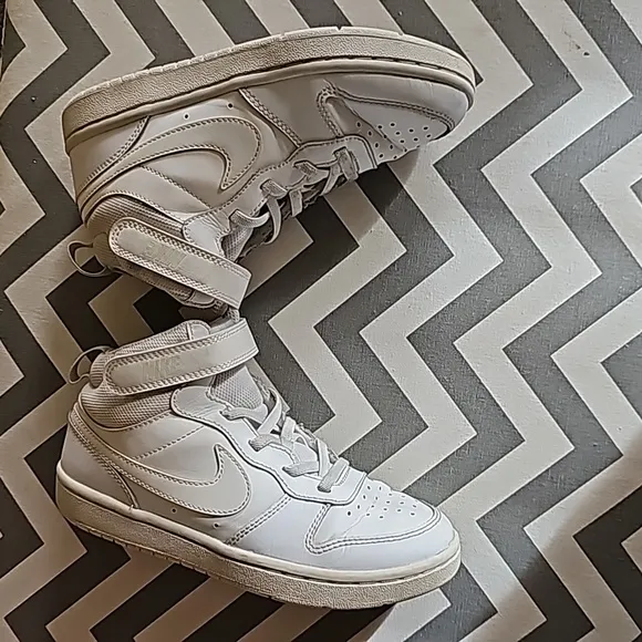 Nike boys court borough mid 2 size 1Y high top