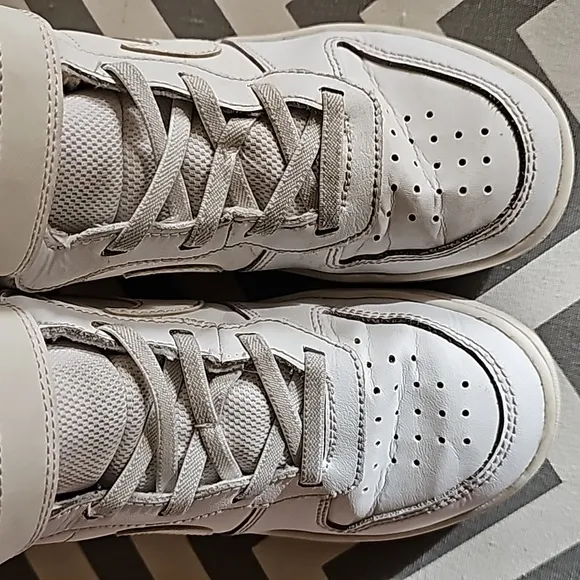 Nike boys court borough mid 2 size 1Y high top