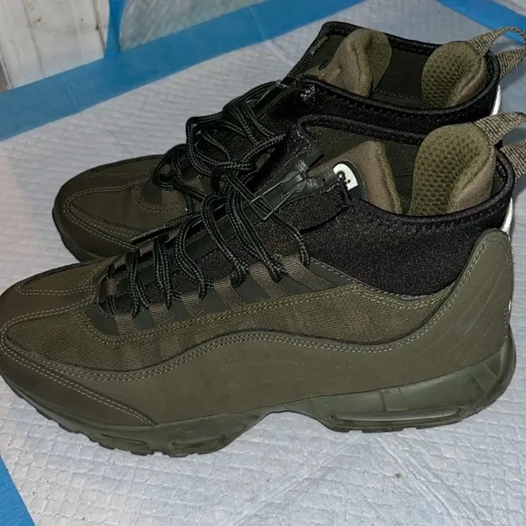 Nike Green and Black Athletic Shoes High-Top Design