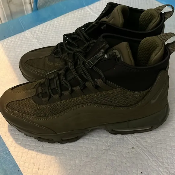 Nike Green and Black Athletic Shoes High-Top Design