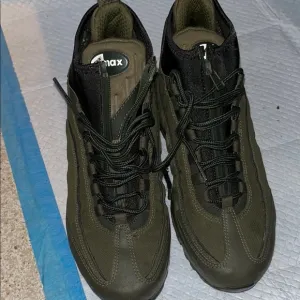 Nike Green and Black Athletic Shoes High-Top Design
