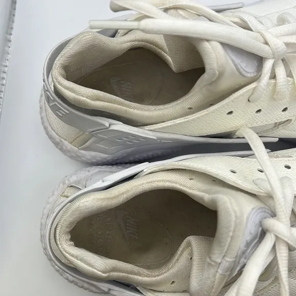 Nike Huarache Triple White Shoes Sneakers White Cream Womens Size 9