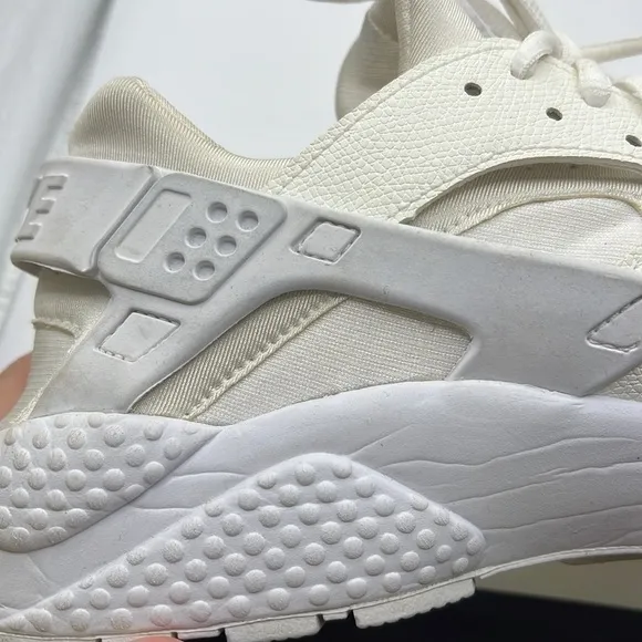 Nike Huarache Triple White Shoes Sneakers White Cream Womens Size 9