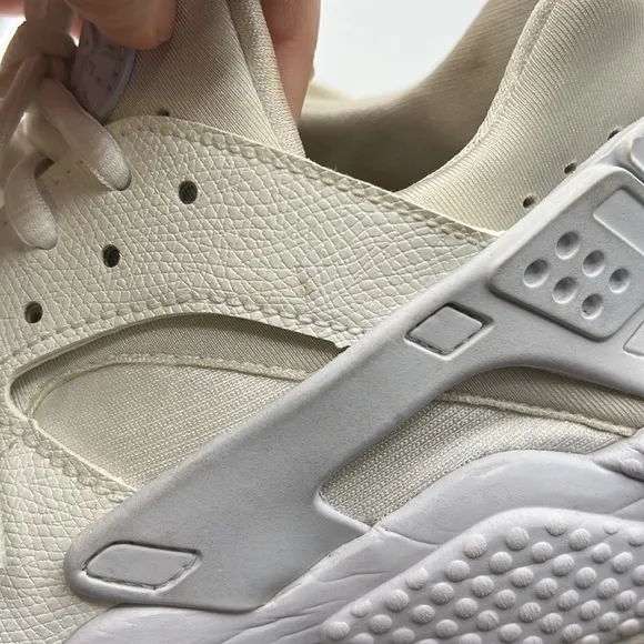 Nike Huarache Triple White Shoes Sneakers White Cream Womens Size 9