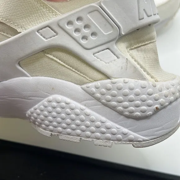 Nike Huarache Triple White Shoes Sneakers White Cream Womens Size 9