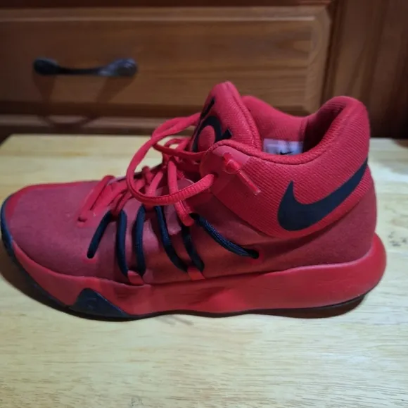 Nike Kevin Durant KD Trey V5  Red Basketball Shoes in a youth size 7.