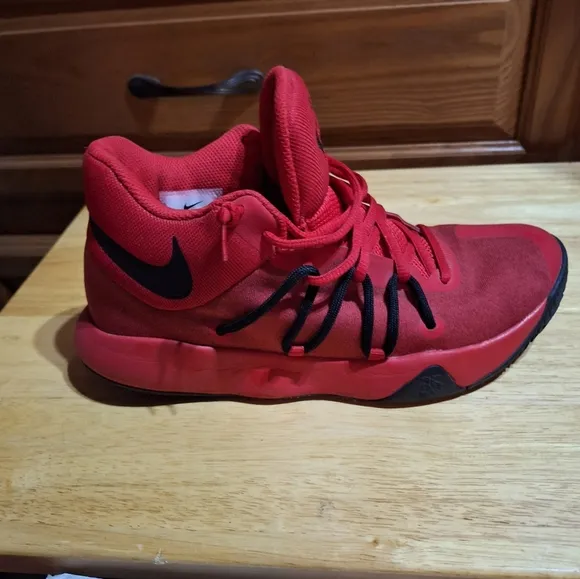 Nike Kevin Durant KD Trey V5  Red Basketball Shoes in a youth size 7.