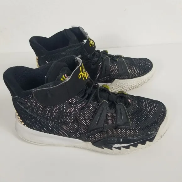 Nike Kyrie 7 PS Boys Mid Top Hook &amp; Loop Black Athletic size 3Y