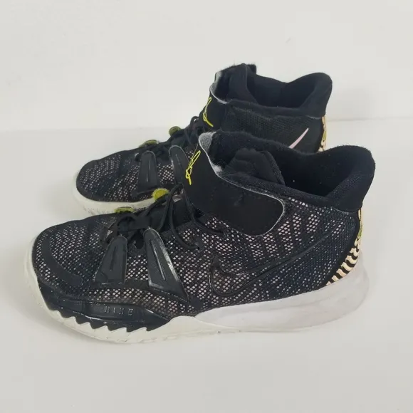 Nike Kyrie 7 PS Boys Mid Top Hook &amp; Loop Black Athletic size 3Y