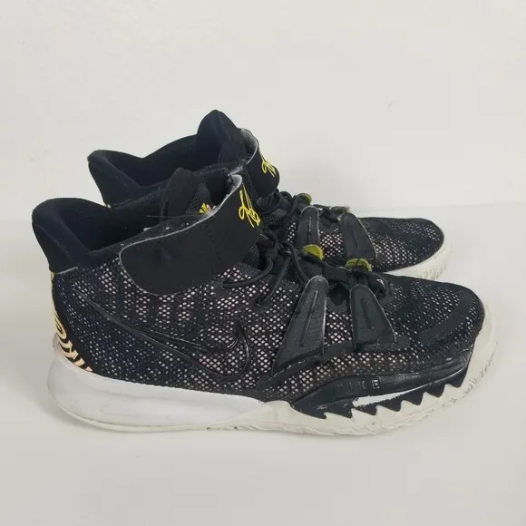 Nike Kyrie 7 PS Boys Mid Top Hook &amp; Loop Black Athletic size 3Y