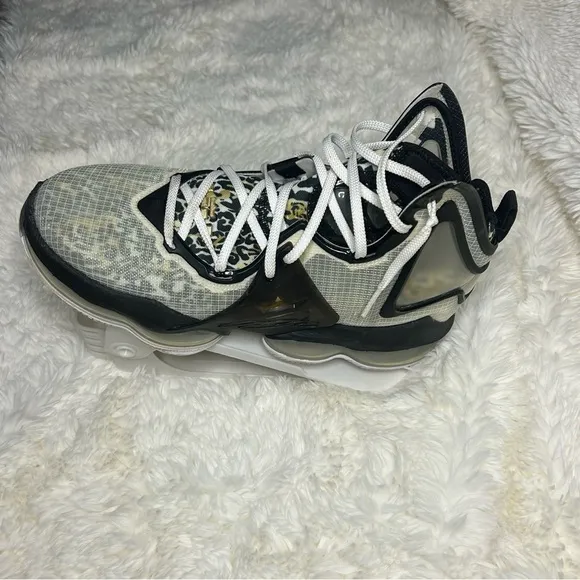 Nike Lebron high top 19s!! Size 11 - no box - BASKETBALL SHOES