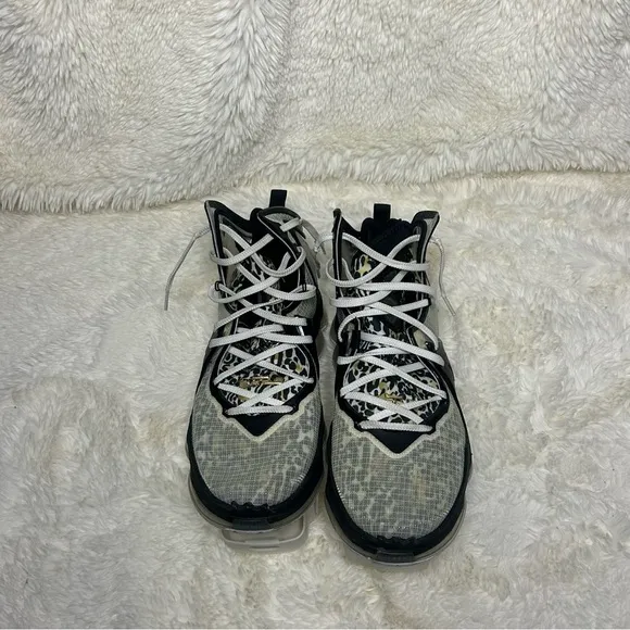 Nike Lebron high top 19s!! Size 11 - no box - BASKETBALL SHOES
