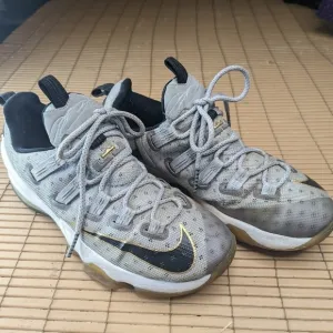Nike LeBron XIII 13 Low Basketball Shoes Grey Metallic Gold 831925 071 Mens 8.5