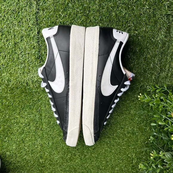 NIKE MEN BLAZER LOW 77VINTAGE BLACK WHITE SNEAKERS size 9.5 gently used
