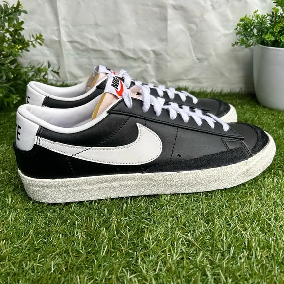 NIKE MEN BLAZER LOW 77VINTAGE BLACK WHITE SNEAKERS size 9.5 gently used