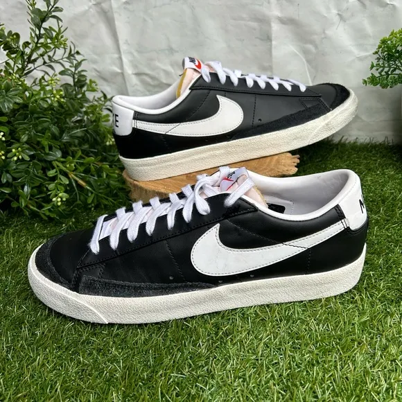 NIKE MEN BLAZER LOW 77VINTAGE BLACK WHITE SNEAKERS size 9.5 gently used