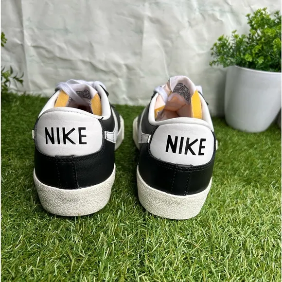 NIKE MEN BLAZER LOW 77VINTAGE BLACK WHITE SNEAKERS size 9.5 gently used