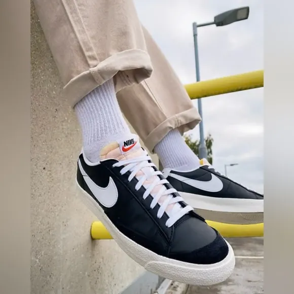 NIKE MEN BLAZER LOW 77VINTAGE BLACK WHITE SNEAKERS size 9.5 gently used