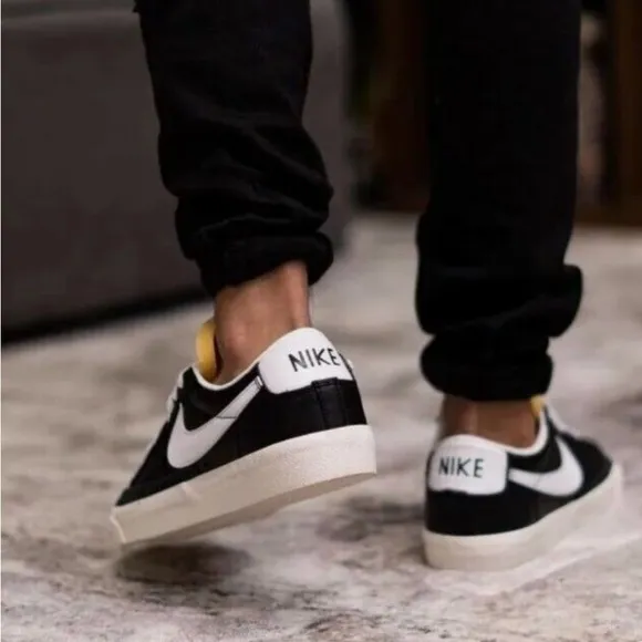 NIKE MEN BLAZER LOW 77VINTAGE BLACK WHITE SNEAKERS size 9.5 gently used