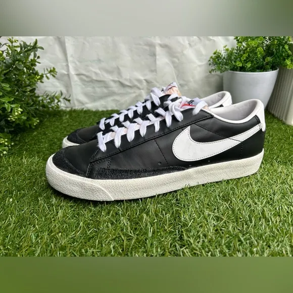 NIKE MEN BLAZER LOW 77VINTAGE BLACK WHITE SNEAKERS size 9.5 gently used