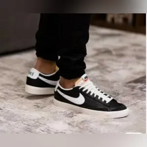 NIKE MEN BLAZER LOW 77VINTAGE BLACK WHITE SNEAKERS size 9.5 gently used