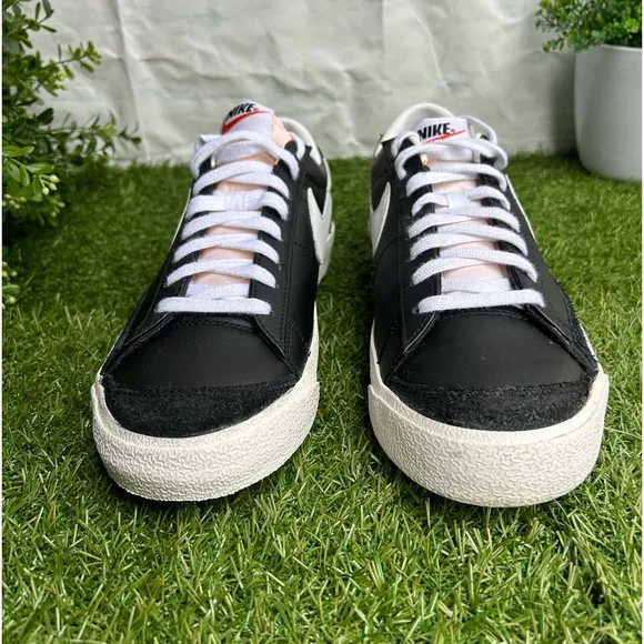 NIKE MEN BLAZER LOW 77VINTAGE BLACK WHITE SNEAKERS size 9.5 gently used