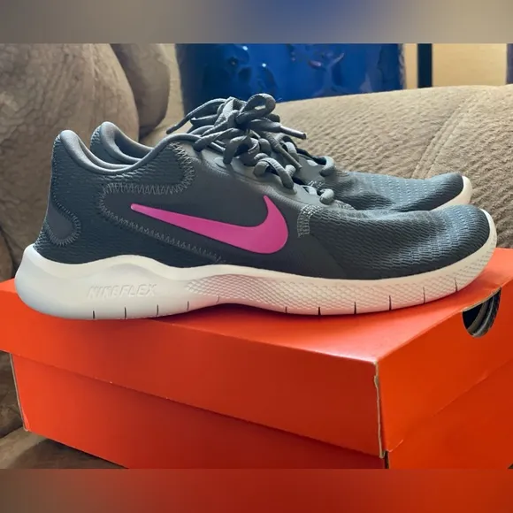 Nike Running Shoes in Grey / Pink, ‘Flex Experience RN9’ — Women’s Size 6.5