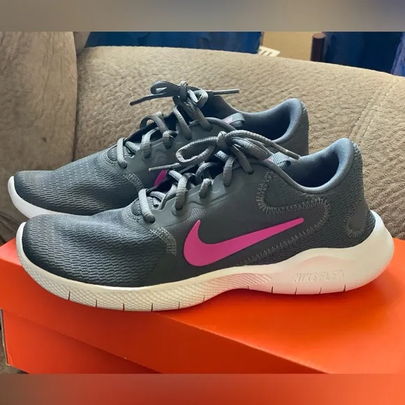 Nike Running Shoes in Grey / Pink, ‘Flex Experience RN9’ — Women’s Size 6.5