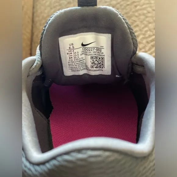 Nike Running Shoes in Grey / Pink, ‘Flex Experience RN9’ — Women’s Size 6.5