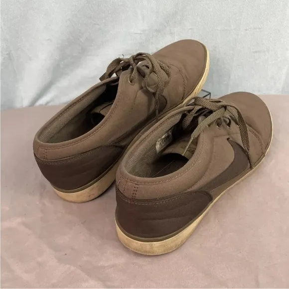 NIKE Shoes Mens 11 Brown Gray Low Top Y2k 2011 Athletic Sneakers 11 443687-200