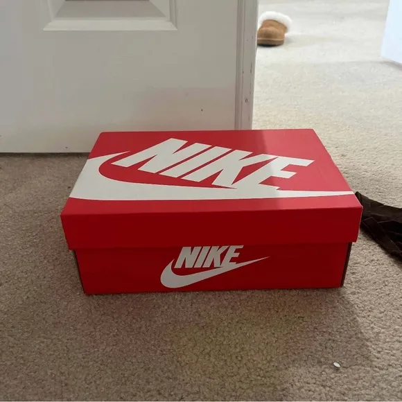 Nike shoes ‘reflective swoosh’ Y6, wmns7.5