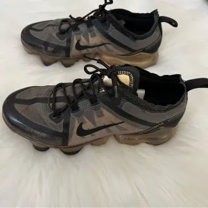 Nike Vapormax AJ2616 004 Black and Gold Lace Up Shoes Youth Size 5.5