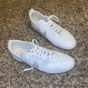 Nike women Fivekay in gray and white size 8.5