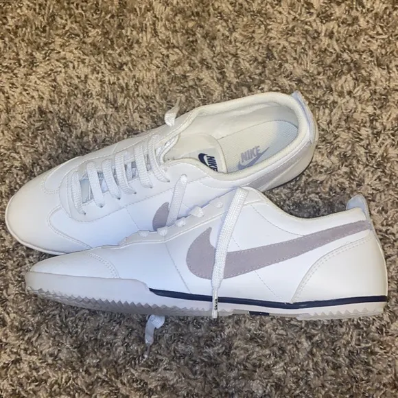 Nike women Fivekay in gray and white size 8.5