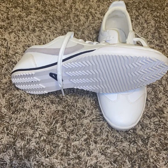 Nike women Fivekay in gray and white size 8.5