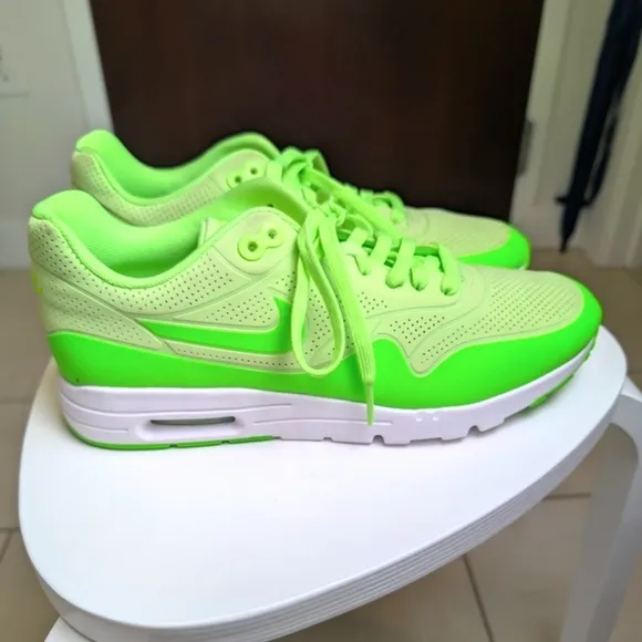 Nike Womens Air Max Neon Green and White Running Shoes 10