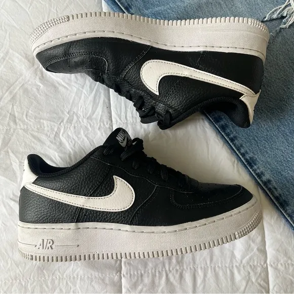 Nike Women’s Black and White‎ Air Force Low Top Shoes Size 6.5