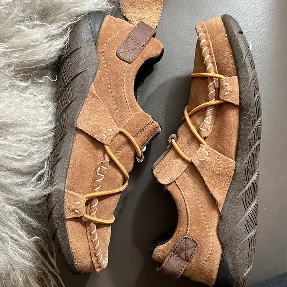 NWOB $150 MANITOBAH MEN'S MAKWA SLIP-ON BUNGEE LOOP SHOES - OAK
