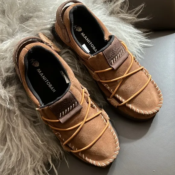 NWOB $150 MANITOBAH MEN'S MAKWA SLIP-ON BUNGEE LOOP SHOES - OAK